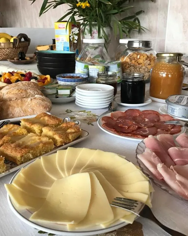 Mesa do pequeno-almoço com pão, compotas e fruta