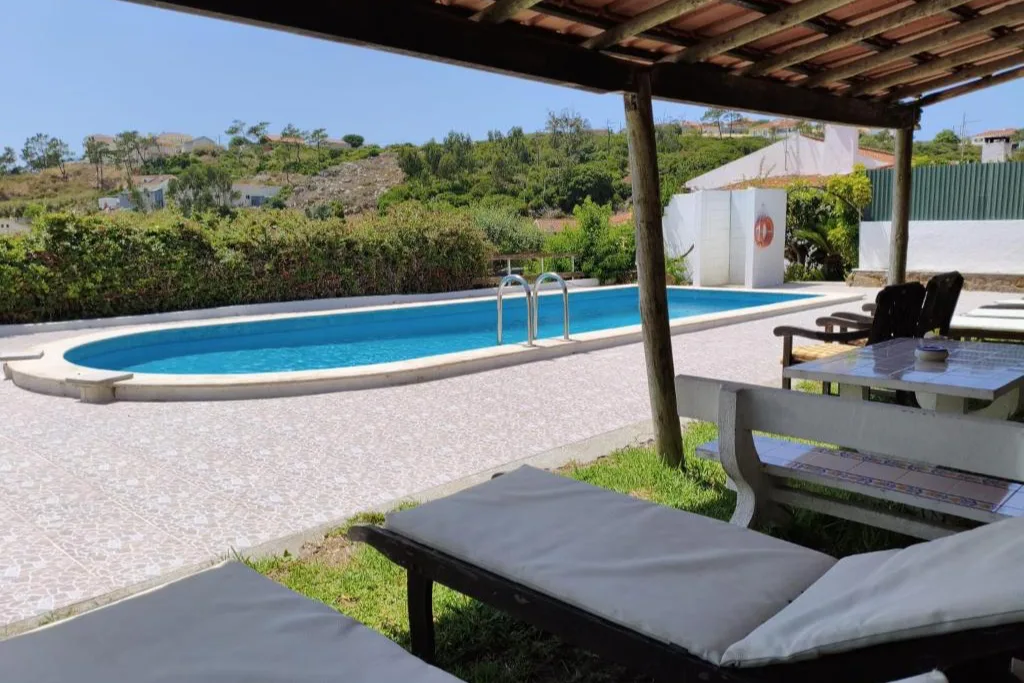 A piscina vista do alpendre