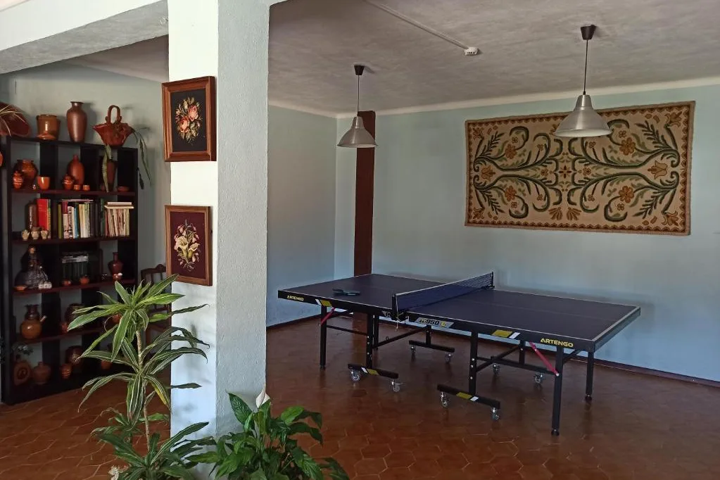 O ténis de mesa, na sala ao lado
