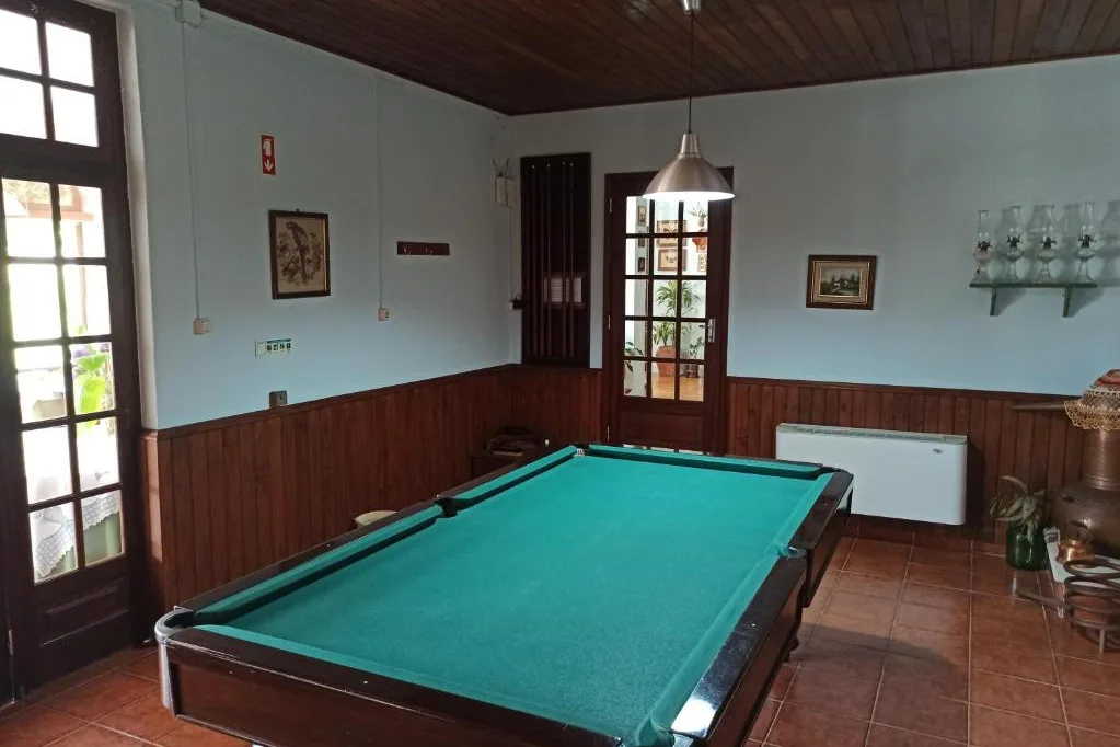 A sala de jogos, com mesa de bilhar